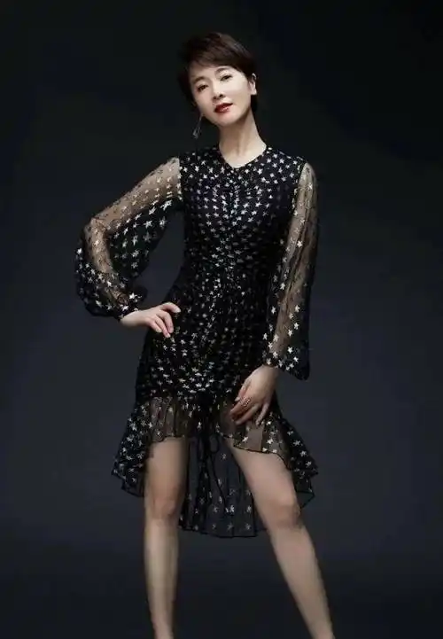 43岁左小青简直太惊艳了,一身黑色西装,尽显优雅气质_女性_身材_的