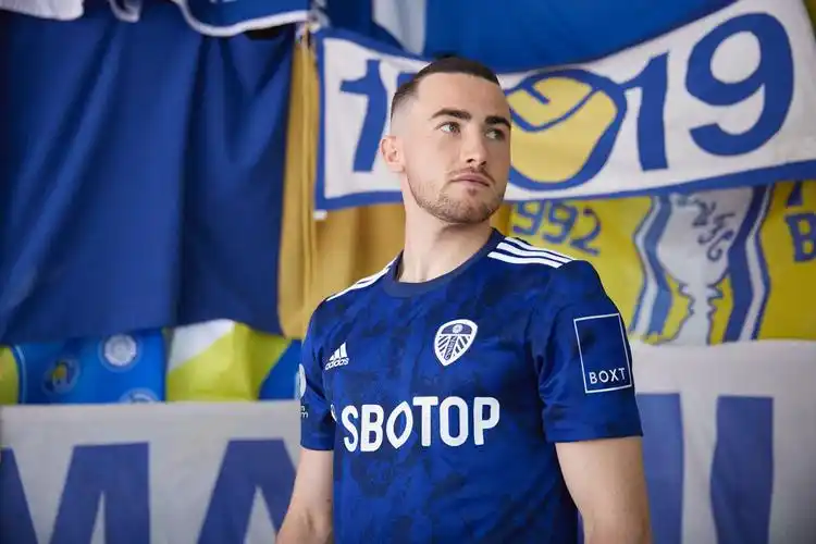 利兹联发布202122赛季客场球衣