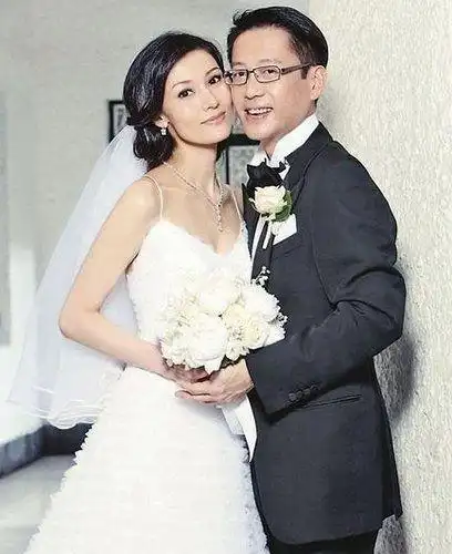 50岁豪门阔太晒近照,和老公许晋亨超甜蜜,豪宅背景惹猜疑?