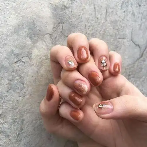 三种颜色的指甲油做美甲,三种颜色搭配的好看美甲