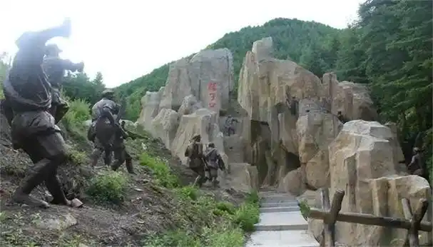 红军长征翻越六盘山前方就出现了500匹马和20车急需物资