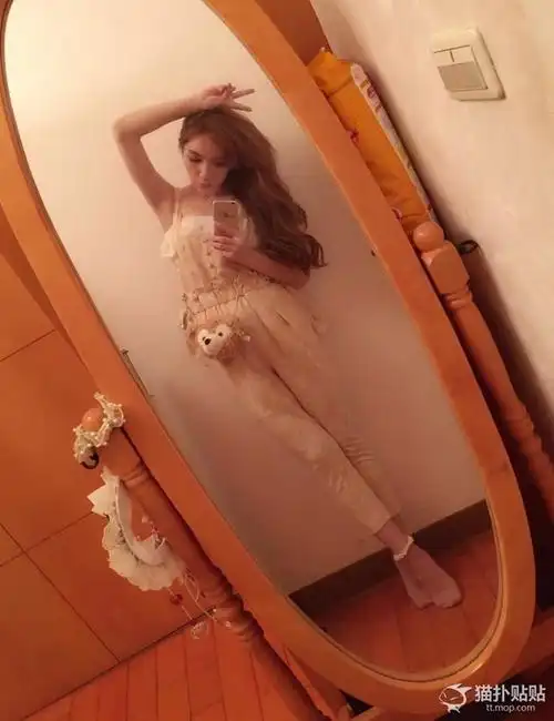 中荷混血妹子舞蹈室秀长腿 女仆装很惊人