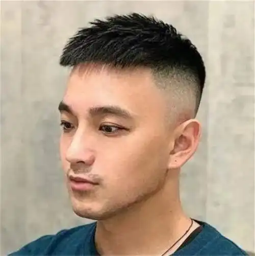 2021最时尚的男士都有短发烫发 这些发型与众不同 帅气十足