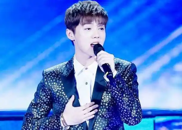 现在各种场合各种地方,各种人都关注鹿晗,关晓彤的热恋,公司人说,路上