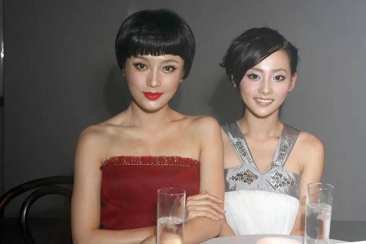 秦岚和张嘉倪,谁更美?单从这组照片,我选张嘉倪[嘻嘻]!