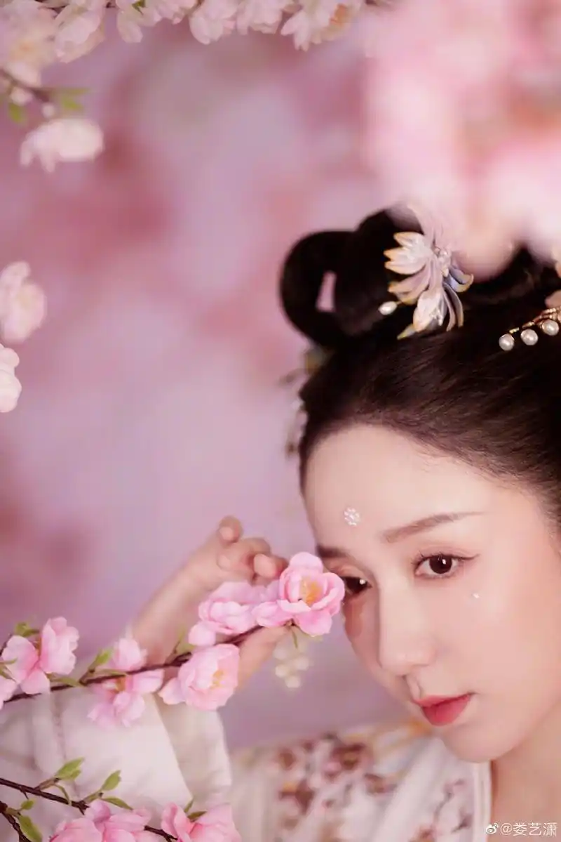 组图:娄艺潇《高山流水觅知音》穿汉服弹琵琶 翩翩起舞似仙女