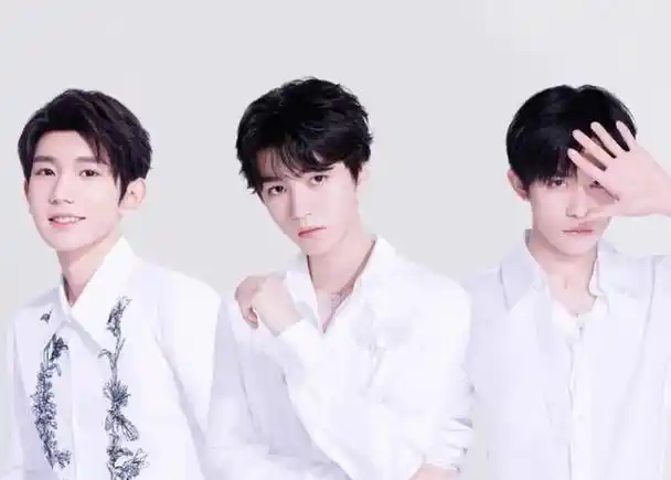 tfboys合体路透:一起走西安城墙