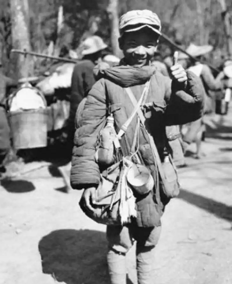 宋美龄在上海抗战前线,亲自为伤兵包扎,后来在躲避日军的袭击中,她的