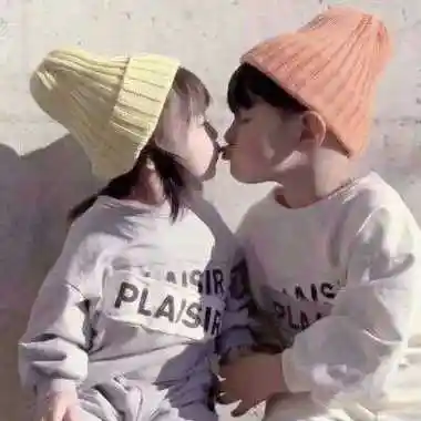 小男孩小少女亲嘴头像