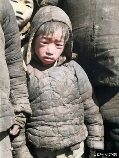老照片:大饥荒时期凄惨的灾民们只能靠树皮活下来,图10很悲凉