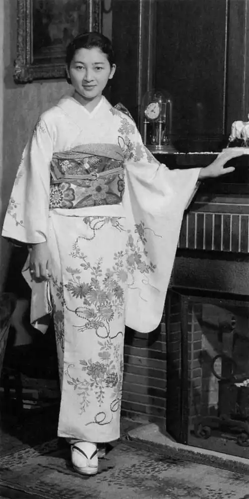 论才华,她是圣心女子大学英语专业,妥妥高材生; 皇室这边,良子皇后第