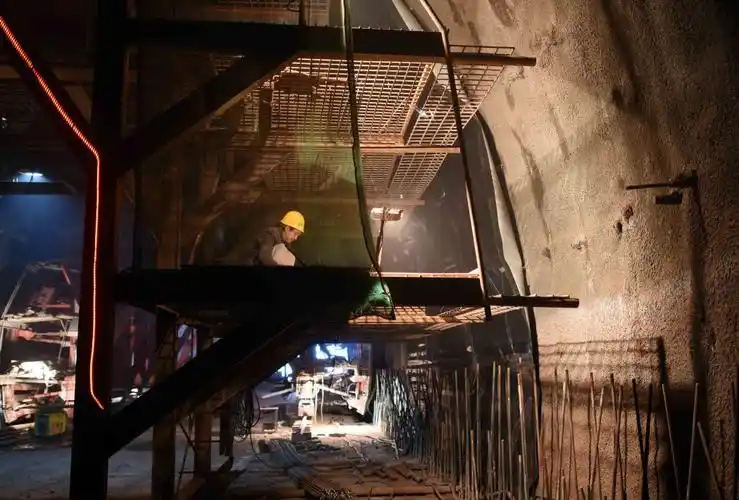 高速公路——雅康高速公路飞仙关特长隧道工地上施工(2015年3月4日摄)