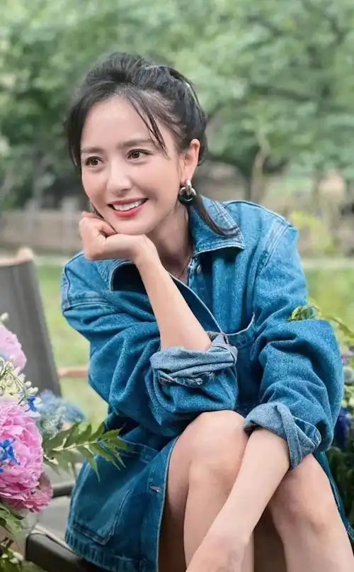 佟丽娅39岁生日,现场收到玫瑰花,前夫祝福疑透露丫丫感情现状