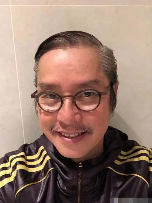 70岁谭咏麟晒最新生活照,笑容满面精神极佳,就像50来岁的大叔