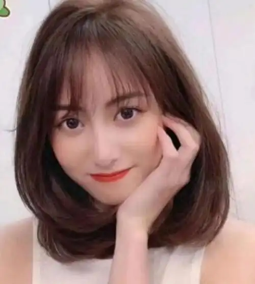 如果你的头发不是太长,这样的齐肩自然碎发发型就太适合你了