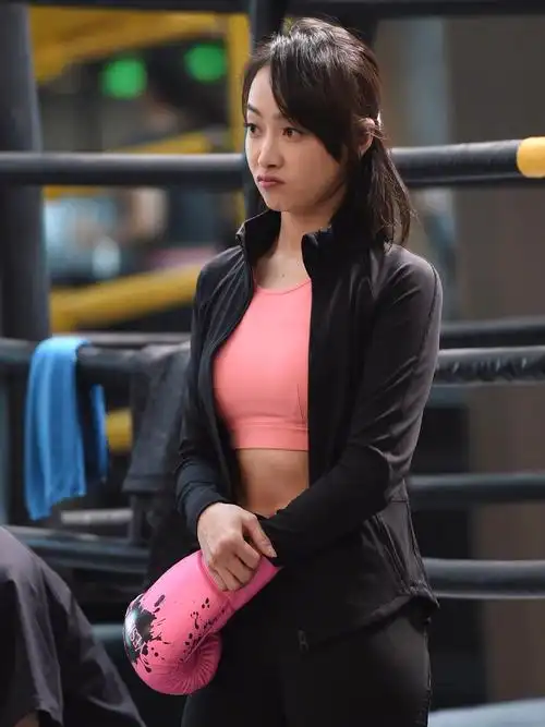 宋茜身穿粉色运动内衣32岁依旧少女