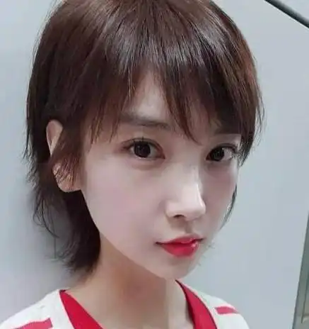 很喜欢短碎发发型不知现在还流行吗会不会老气