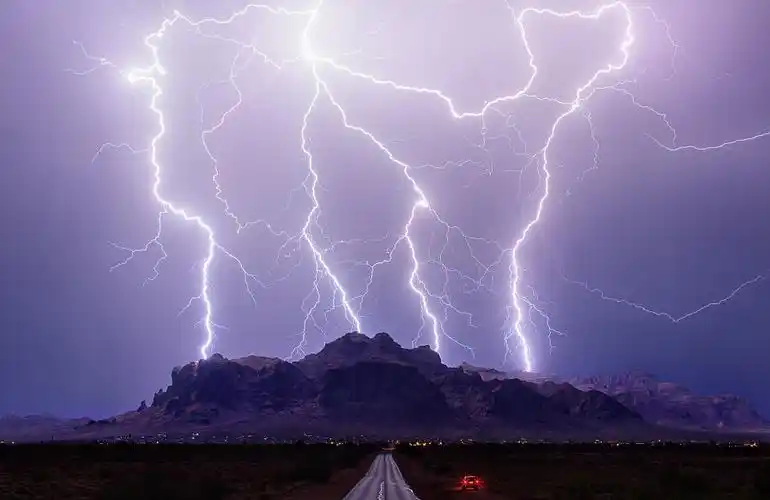 抓拍最震撼照片 亚利桑那州凤凰城迷信山上空抓拍4道独立闪电