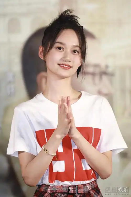 不愧是艺考状元夏梦穿白衣红裙灿笑迷人