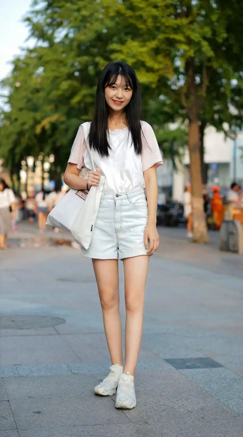 小姐姐选了以款袖子是粉色的白色上衣,给全身增加了一点梦幻,也使得