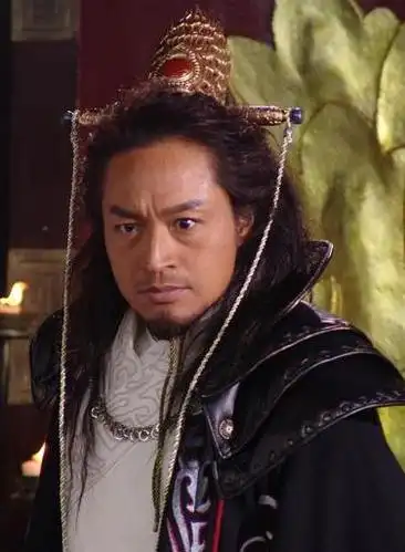 之人,一人可对抗多名刺客,整日酒池肉林,在和黄飞虎的对战中不落下风