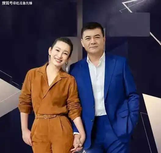 秦海璐倒追大7岁二婚老公,走机场成望夫眼,老公身材好的确帅!