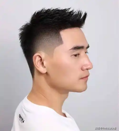 三款干练的男生短发,两边剪短中间打薄,精干利落又阳光帅气_发型_效果