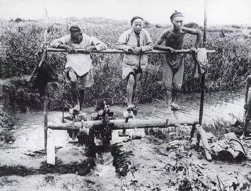 晚清真实老照片:官员肥头大耳,大户人家妻妾成群,乞丐衣不遮体