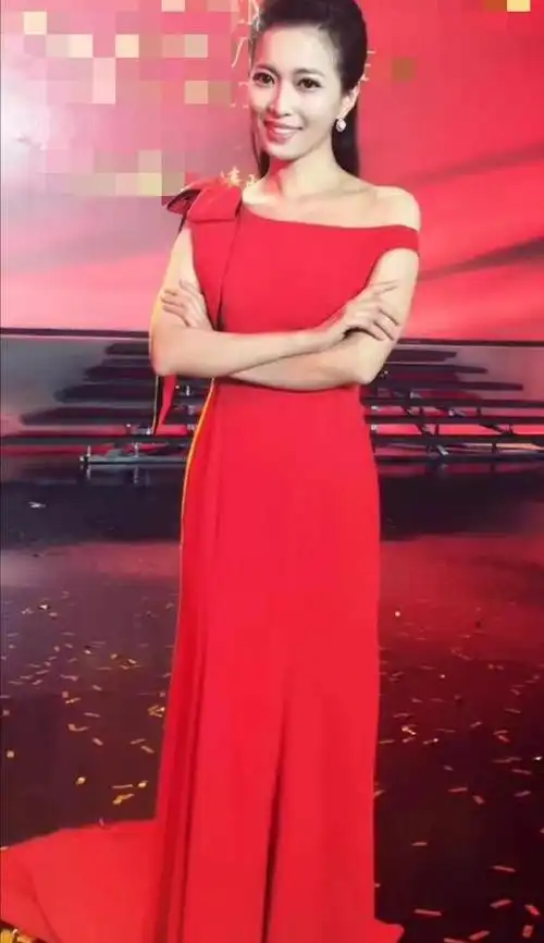 回顾她是东方卫视主持人,曾风光出嫁,离婚后11年独自抚养儿子长大