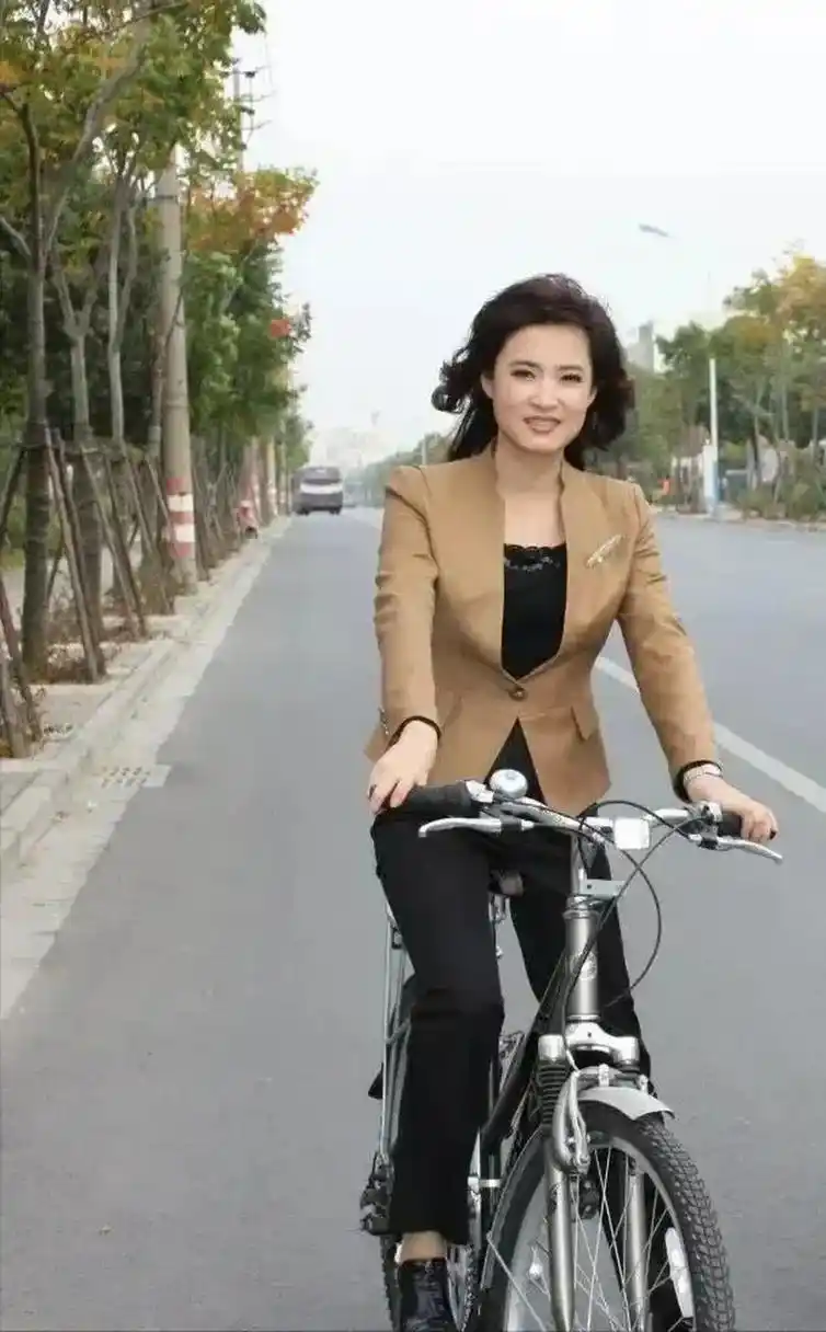 央视美女主持人桑晨,美丽大方,非常漂亮,很是喜欢她.