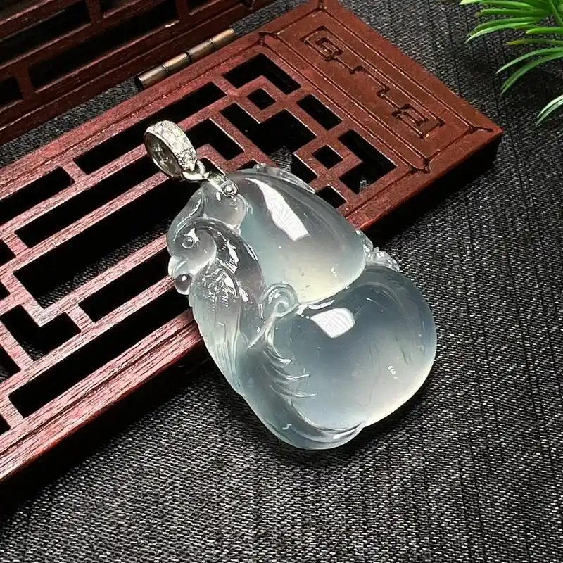 高冰荧光英勇神武翡翠玉坠