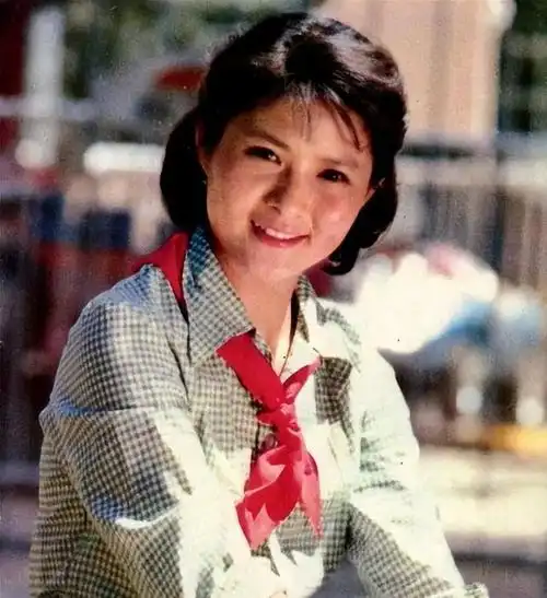 演员李羚:嫁大13岁头回爱男友,婚后住10平米废弃车库,现状如何