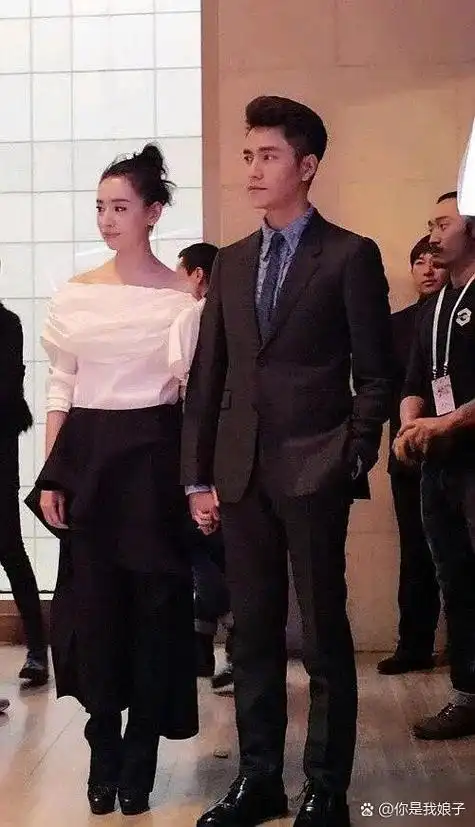 确定我没有看错吧,当年董洁深陷离婚风波,参加活动时,陈坤却紧握着她