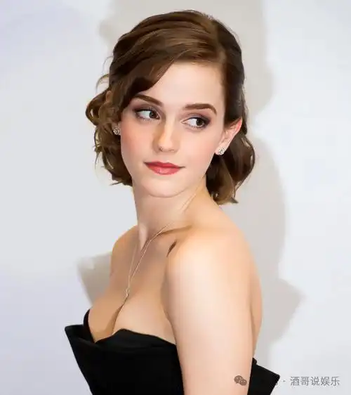 凭借《哈利波特》而爆火的魔幻女神:艾玛·沃特森美貌气质俱佳,美得不