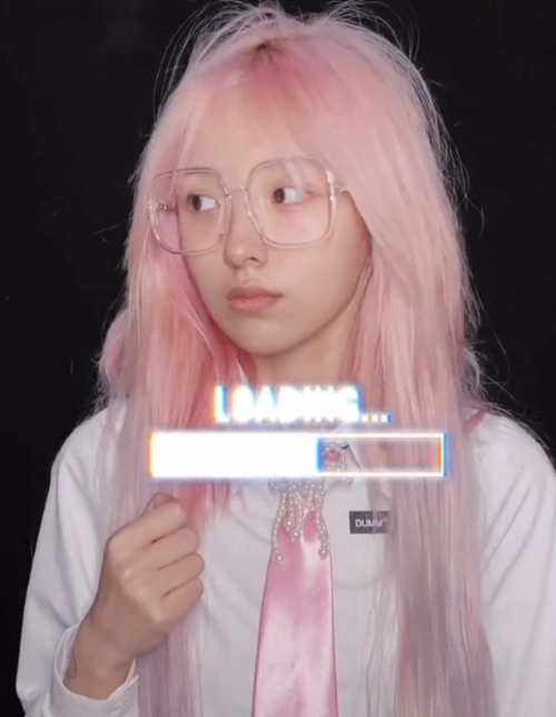 网红机智张素颜出镜,眼睛浮肿黑眼圈明显,妆前妆后