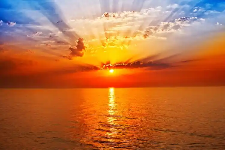 唯美海上日出日落背景图片日出太阳升起大雾清晨绿色草原草地草坪蓝天