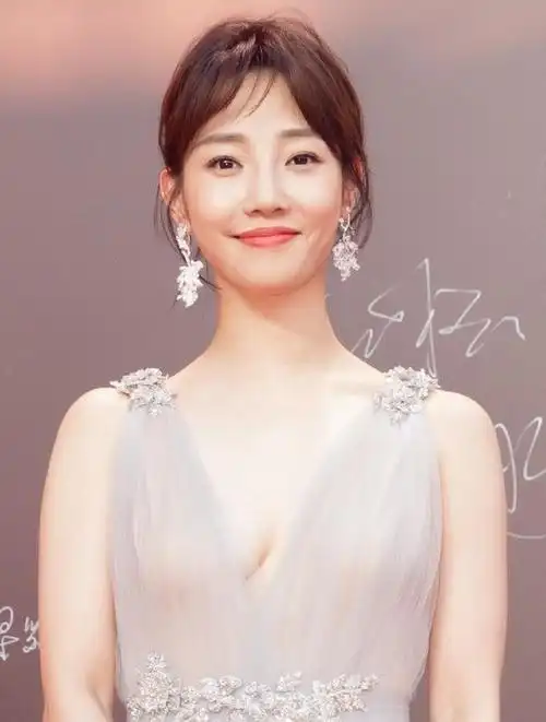 白百何穿透视粉毛衣出席活动,好身材若隐若现,网友:辣眼睛!