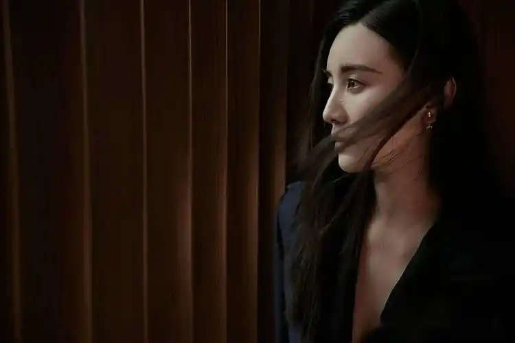 宋佳深蓝制服搭长筒靴又美又飒 长发披肩侧颜杀