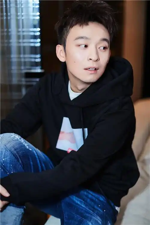 董子健冬日暖系写真曝光 笑容和煦眼神治愈