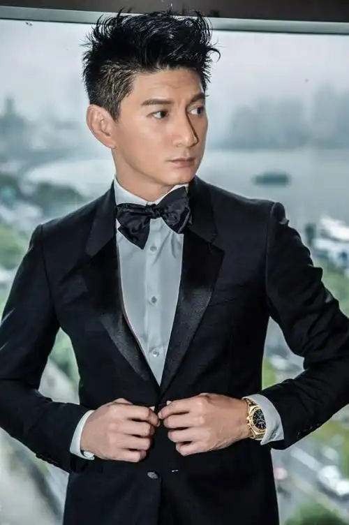 吴奇隆身穿西装佩戴腕表现代版的十四爷成熟帅气