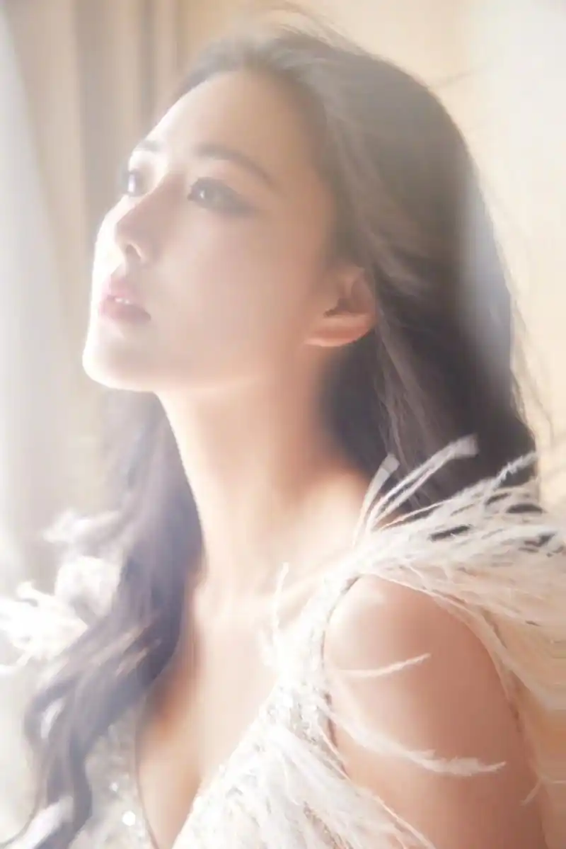 张馨予的一组美照曝光,她身穿白色羽毛亮片裙勾勒完美身材,搭配 - 抖