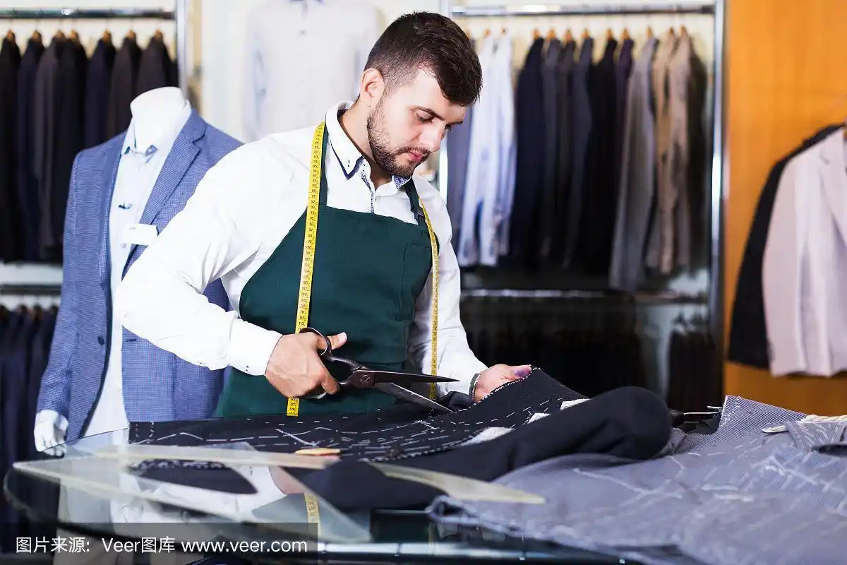 男裁缝在车间工作