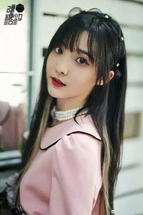 硬糖少女303超话96#郑乃馨复古甜心套装#甜美粉色套装青春时尚,黑白