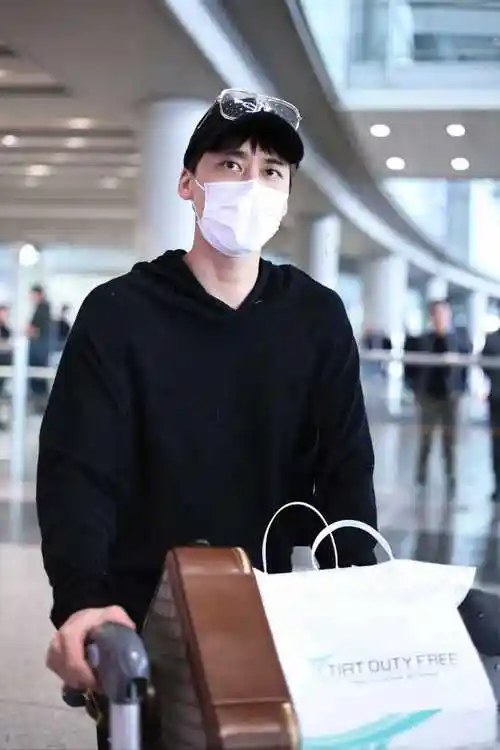 在另一张照片中,李易峰的黑眼圈十分明显,几乎比眼睛还要大,让人不禁