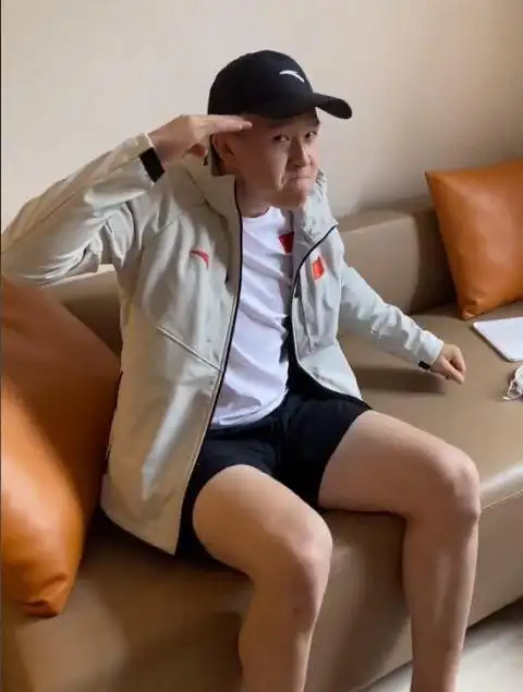 英达小儿子英如镝做敬礼动作神情跟小时候一模一样