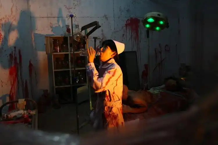 记录鬼屋女护士的一天工作内容每天吓人图