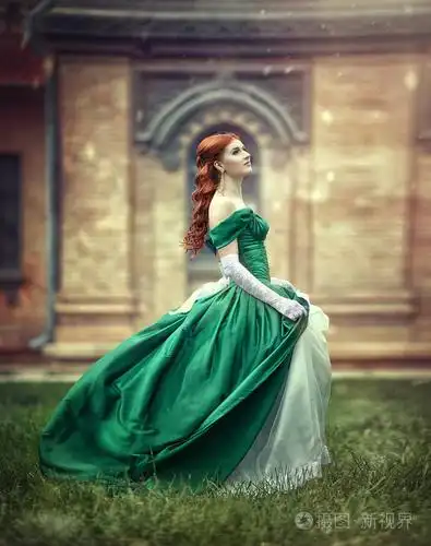 美丽, 年轻, 红头发的女孩在绿色中世纪的礼服, 爬上楼梯的城堡