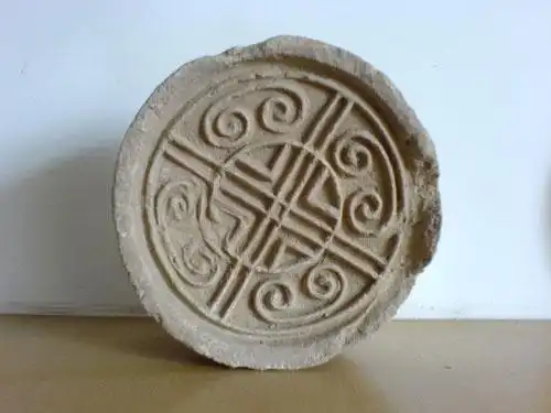 汉代云纹瓦当值钱吗?这个能值多少钱啊?