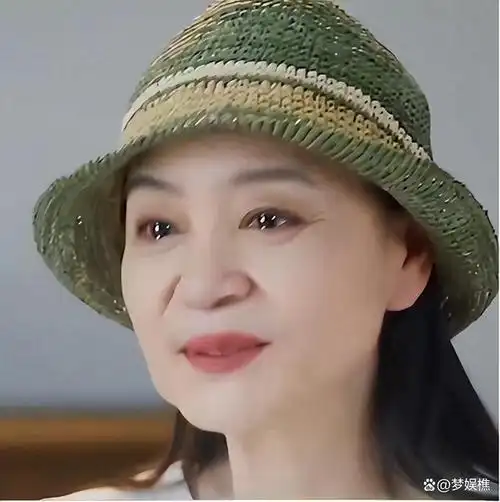 65岁的刘雪华无儿无女独居多年因害怕太安静只能开电视入睡