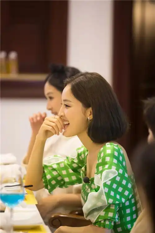 偶像娜扎回应微博长文当时很冲动